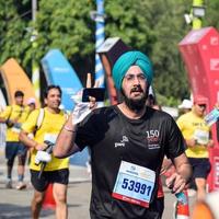 nueva delhi, india - 16 de octubre de 2022 - carrera de media maratón de vedanta delhi después de covid en la que los participantes del maratón están a punto de cruzar la línea de meta, media maratón de delhi 2022 foto