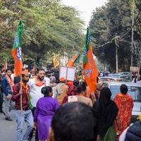 Delhi, India, diciembre 02 2022 -bharatiya janata fiesta - bjp seguidor durante mega la carretera espectáculo en apoyo de bjp candidato pankaj lutara a archivo nominación documentos adelante de mcd local cuerpo elecciones 2022 foto