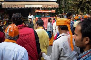 Delhi, India, diciembre 02 2022 -bharatiya janata fiesta - bjp seguidor durante mega la carretera espectáculo en apoyo de bjp candidato pankaj lutara a archivo nominación documentos adelante de mcd local cuerpo elecciones 2022 foto