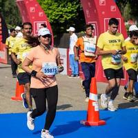 nueva delhi, india - 16 de octubre de 2022 - carrera de media maratón de vedanta delhi después de covid en la que los participantes del maratón están a punto de cruzar la línea de meta, media maratón de delhi 2022 foto