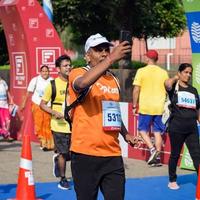 nueva delhi, india - 16 de octubre de 2022 - carrera de media maratón de vedanta delhi después de covid en la que los participantes del maratón están a punto de cruzar la línea de meta, media maratón de delhi 2022 foto