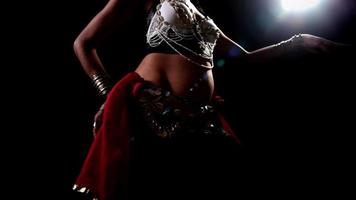 en skön traditionell orientalisk dansare video