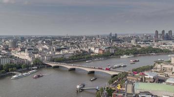 scatti prese a partire dal dentro il Londra occhio, millennio ruota mostrando suo struttura e il città orizzonte nel il sfondo video