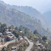 vista aérea superior de los vehículos de tráfico que circulan por las carreteras de las montañas en nainital, uttarakhand, india, vista desde la parte superior de la montaña para el movimiento de los vehículos de tráfico foto