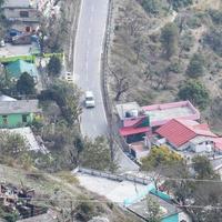 vista aérea superior de los vehículos de tráfico que circulan por las carreteras de las montañas en nainital, uttarakhand, india, vista desde la parte superior de la montaña para el movimiento de los vehículos de tráfico foto