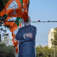 nueva delhi, india - 16 de enero de 2023 - el primer ministro narendra modi se cortó durante el road show de bjp, la estatua de pm modi mientras asistía a un gran mitin electoral en la capital foto