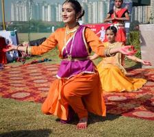Delhi, India - diciembre 11 2022 - bharathanatyam indio clásico odissi bailarines ejecutando a escenario. hermosa indio niña bailarines en el postura de indio bailar. indio clásico danza bharatanatyam foto