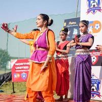 Delhi, India - diciembre 11 2022 - bharathanatyam indio clásico odissi bailarines ejecutando a escenario. hermosa indio niña bailarines en el postura de indio bailar. indio clásico danza bharatanatyam foto