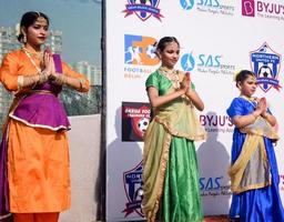 Delhi, India - diciembre 11 2022 - bharathanatyam indio clásico odissi bailarines ejecutando a escenario. hermosa indio niña bailarines en el postura de indio bailar. indio clásico danza bharatanatyam foto