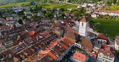 aérien vue de le ville de la neuveville sur le rivages de Lac bielle, Suisse video