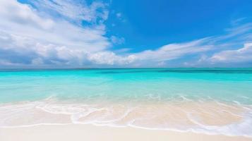 hermosa arenoso playa con blanco arena y laminación calma ola de turquesa Oceano en soleado día en antecedentes blanco nubes en azul cielo. vistoso Perfecto panorámico natural paisaje. foto