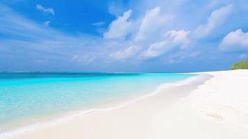 hermosa arenoso playa con blanco arena y laminación calma ola de turquesa Oceano en soleado día en antecedentes blanco nubes en azul cielo. vistoso Perfecto panorámico natural paisaje. foto