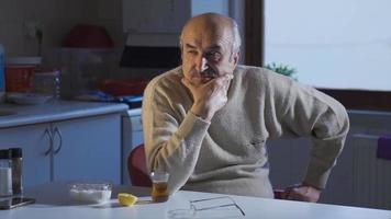 riflessivo e infelice vecchio uomo pensiero di Salute i problemi, pensieroso, solitudine avvicinamento vecchio uomo depresso, triste, frustrato pensionato e seduta solo. video