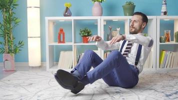 bonito atraente à moda vestido homem sentado em chão às casa olhando às Câmera e olhando legal. video