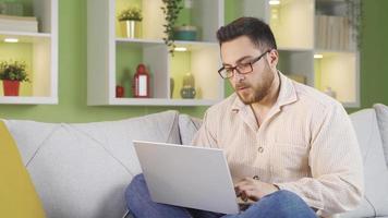 a homem quem trabalho a partir de a computador portátil até a manhã cai dormindo, mas acorda acima e continuou dele trabalhar. ocupado homem trabalho atrasado para terminar dele trabalhos e cai adormecido mas acorda acima e continuou. video