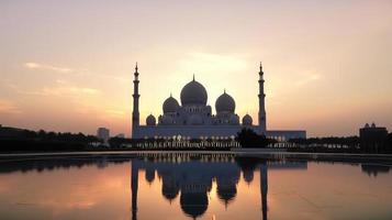 abu dhabi, eau, jeque zayed grandioso mezquita en el abu dhabi, unido árabe emiratos en un puesta de sol ver antecedentes. foto