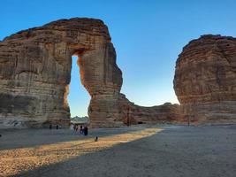 hermosa noche ver de elefante rock en al ula, saudi arabia turistas rebaño en grande números a ver elefante roca. foto