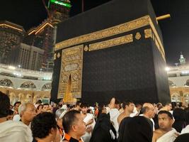 la meca, saudi arabia, marzo 2023 - durante el mes de ramadán, peregrinos desde todas terminado el mundo realizar tawaf alrededor el kabah a el masjid al haram en la meca.. foto