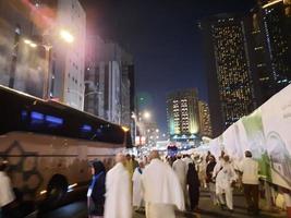 la meca, saudi arabia, marzo 2023 - hermosa ver fuera de el masjid al haram en la meca visitantes desde todas terminado el mundo son en diferente lugares. foto