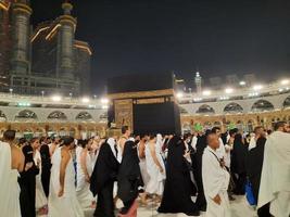 la meca, saudi arabia, marzo 2023 - durante el mes de ramadán, peregrinos desde todas terminado el mundo realizar tawaf alrededor el kabah a el masjid al haram en la meca.. foto