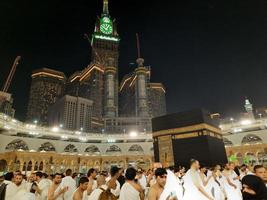 la meca, saudi arabia, marzo 2023 - durante el mes de ramadán, peregrinos desde todas terminado el mundo realizar tawaf alrededor el kabah a el masjid al haram en la meca.. foto