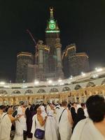 la meca, saudi arabia, marzo 2023 - durante el mes de ramadán, peregrinos desde todas terminado el mundo realizar tawaf alrededor el kabah a el masjid al haram en la meca.. foto