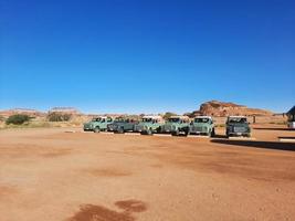 Alabama ula, saudi arabia, marzo 2023 - jeeps son estacionado a diferente lugares en el Desierto a tomar turistas a diferente lugares durante el día en Alabama ula, saudi arabia foto