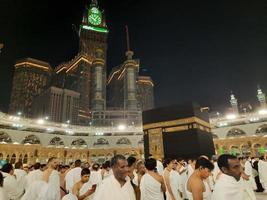 la meca, saudi arabia, marzo 2023 - durante el mes de ramadán, peregrinos desde todas terminado el mundo realizar tawaf alrededor el kabah a el masjid al haram en la meca.. foto