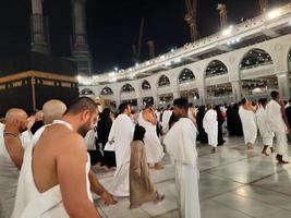 la meca, saudi arabia, marzo 2023 - durante el mes de ramadán, peregrinos desde todas terminado el mundo realizar tawaf alrededor el kabah a el masjid al haram en la meca.. foto