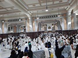 la meca, saudi arabia, marzo 2023 - peregrinos caminar Entre el colinas de safa y marwah durante Umrah a el masjid Alabama haram en la meca. foto