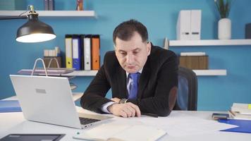 ennuyé homme d'affaire dans le Bureau Est-ce que ne pas vouloir à travail. homme d'affaire soupirs, fatigué et nourris en haut avec travail difficile dans bureau. video