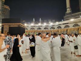 la meca, saudi arabia, marzo 2023 - durante el mes de ramadán, peregrinos desde todas terminado el mundo realizar tawaf alrededor el kabah a el masjid al haram en la meca.. foto