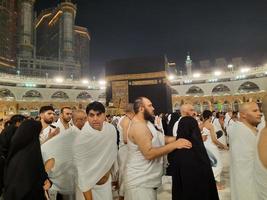 la meca, saudi arabia, marzo 2023 - durante el mes de ramadán, peregrinos desde todas terminado el mundo realizar tawaf alrededor el kabah a el masjid al haram en la meca.. foto