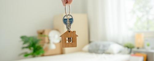 Moviente casa, reubicación el llave estaba insertado dentro el puerta de el nuevo casa, dentro el habitación estaba un cartulina caja conteniendo personal pertenencias y mueble. moverse en el departamento, bandera foto