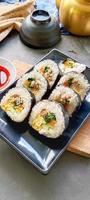 kimbap o gimbap es coreano rodar gimbap, kimbob hecho desde al vapor blanco arroz panecillo en Escocia y varios otro ingredientes, esta comida desde sur Corea foto