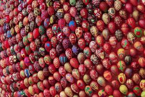 Pascua de Resurrección huevos texturizado antecedentes en rojo tonos, tradicional ornamento foto
