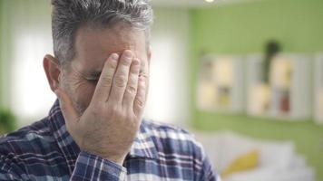 triste et émotif mature homme pleurs dans de face de miroir, Souffrance de solitude. malheureux et déprimé mature homme pleurs de le sien douleur et ennui. video