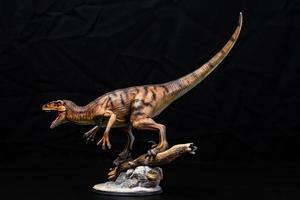 el velociraptor dinosaurio en el oscuro foto