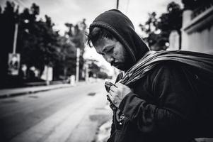 un hombre asiático no tiene hogar en la calle lateral, un extraño tiene que vivir solo en la calle porque no tiene familia. foto