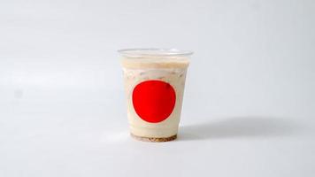 con hielo café en el plastico taza con rojo marca a el frente taza foto