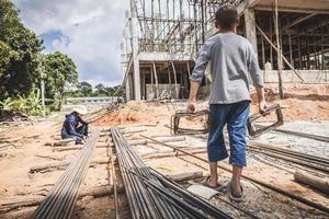 niños son forzado a trabajo en construcción áreas temor de niño labor y humano tráfico humano derechos conceptos, detener niño abuso. foto