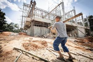 los niños pobres se ven obligados a trabajar en la construcción, la violencia infantil y el concepto de trata, contra el trabajo infantil, el día de los derechos el 10 de diciembre. foto