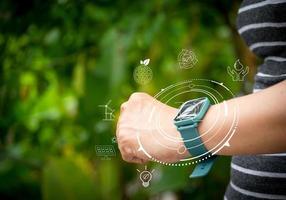 inteligente relojes con natural antecedentes manos tecnología y Internet conceptos conservación de naturaleza y amor de el mundo. foto