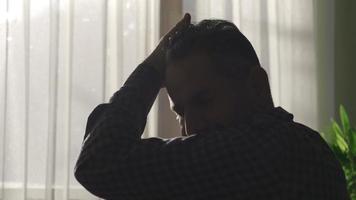 mittleren Alters Mann mit Depression beim heim, müde und erschöpft. traurig reifen Mann mit mental Gesundheit Anliegen. video