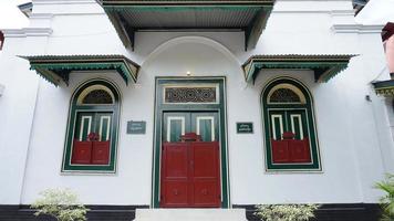 el fachada de uno de el más antiguo edificios en el ciudad en el yogyakarta palacio área. foto