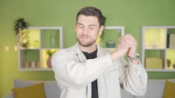 feliz sorridente homem dando motivacional discurso enquanto olhando às Câmera. a homem sorridente às a Câmera diz nós vai ter sucesso junto, dando uma motivacional discurso. video