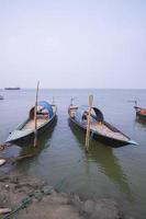 paisaje ver de algunos de madera pescar barcos en el apuntalar de el padma río en Bangladesh foto