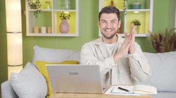 contento giovane uomo sorridente guardare a telecamera e battendo le mani. video