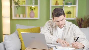 de Mens wie is ontspannen en gelukkig na afwerking zijn werk is glimlachen op zoek Bij de camera. video