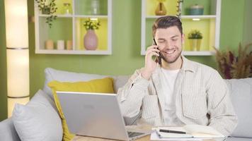 de jong Mens pratend Aan de telefoon gaat verder zijn werk wanneer zijn toespraak is afgerond. video